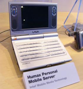 謎のPDA？　“HUMAX Personal Media Server”。PDAサイズにキーボード備え、全体の大きさはザウルス程度か