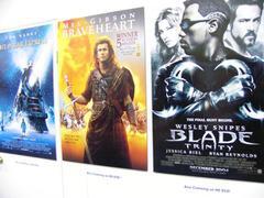 ブースの側面には映画のポスターがずらりと並ぶ。昨年末公開されたばかりの映画や、これから公開予定の映画もHD DVD向けにラインナップされている