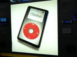 iPod対応カーオーディオを出展しているクラリオンブースの入口には、U2 Special EditionのiPodの大きな絵が飾られていた