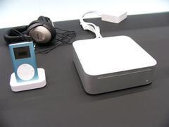 史上最小のMac『Mac mini』(右)。左のiPod miniと比べると、パソコンとは思えないほどの小ささがよく分かる