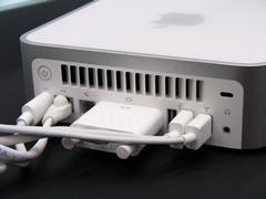 コネクタの類はすべて本体背面に集中。左から電源、10/100BASE-TX、V.92モデム、DVI出力、USB×2、FireWire、ヘッドホン出力