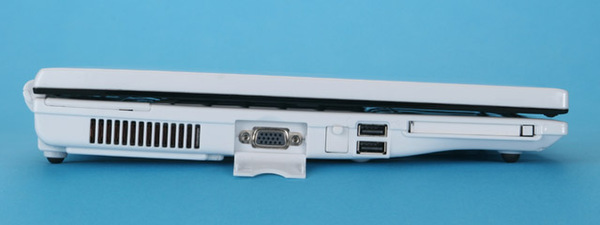 左側面にはVGA出力のほかUSBポート×2、PCカードスロットなどを用意している。