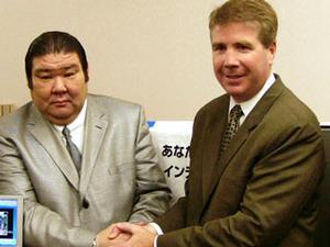 握手を交わす日本相撲協会 理事 広報部長の高砂 浦五郎氏と、インテル(株)代表取締役共同社長のグレッグ・ピアーソン(Greg Pearson)氏