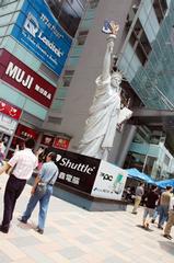 ショッピングセンター“ニューヨークニューヨーク”前にある“自由の女神”の土台部分は台湾Shuttle社が“XPC”をピーアール