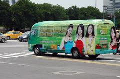 ちょうど通りかかった台湾SiS(Silicon Integrated Systems)社のラッピングバス
