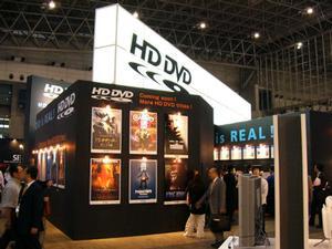 映画やビデオ作品のポスターを多数掲げ、プレーヤーへの期待を高めるHD DVDプロモーショングループの展示ブース