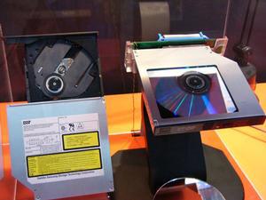 TSSTが製造するノートパソコン用の薄型HD DVD-ROMドライブ。搭載する光学ピックアップは、3レーザーダイオード、1対物レンズの構成で、HD DVD/DVD/CDの読み込みに対応する