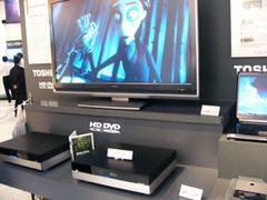 東芝ブースでHD DVDの再生デモを実演していたHD DVDプレーヤーの試作機。プレーヤーの最初の製品は、日本では年内、米国でも2006年2～3月に発売される予定