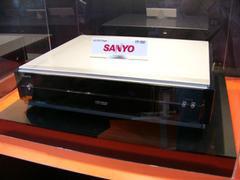 三洋製のHD DVDプレーヤー試作機。2005 International CESなどで展示された機材とはデザインが異なり、製品により近いものと思われる