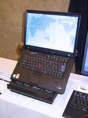 ThinkPadを立てて使えるスタンドタイプのポートリプリケーターも登場