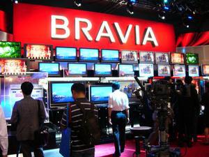 新しい液晶TVブランド“BRAVIA”を大きく掲げたソニーブース。“TVのソニー”の復権はなるか？