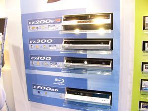 デジタル放送録画に対応するDIGAシリーズ。一番上のDMR-EX200VがVHSにも対応した新製品