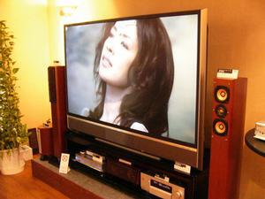 70インチの大画面でフルHDに対応する、日本ビクターのリアプロTV『HD-70MH700』と、ウッドコーンスピーカーによるAVシステム