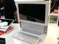 一見すると、パーソナルサイズの液晶TV風のデスクトップパソコン。全体的にどことなく、同社の昔の製品“simplem”を彷彿とさせる