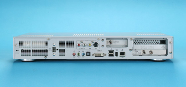 写真6　PC-TX100Kの背面。向かって左側に縦長の6ピンのコネクターを差し込むポートがあるが、ここは外付けの電源を接続するところである。