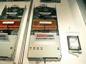 『Express5800/120Bb-6』の内部。中央のヒートシンク下にXeon 5100番台を2つ搭載。HDDは前面から取り外し可能
