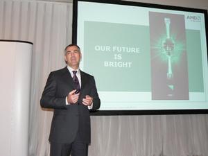 “OUR FUTURE IS BRIGHT”と書かれたスライドの前で説明を行なう、米AMD社 ワールドワイドセールス/マーケティング最高責任者のヘンリ・リチャード氏