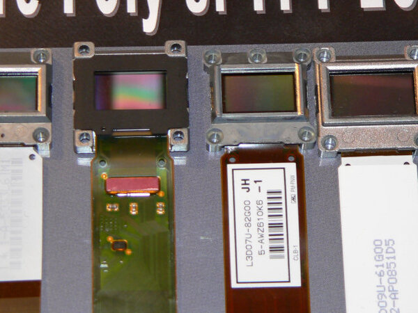 『L3D07U-81G00』(右から2番目)。左隣はC2FINE技術を使用する0.7インチ・フルHD液晶パネル