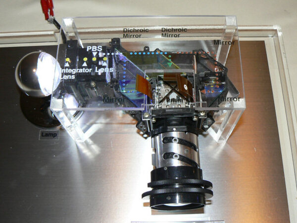新パネルを3枚使用した、3LCD方式プロジェクターの光学エンジンサンプル