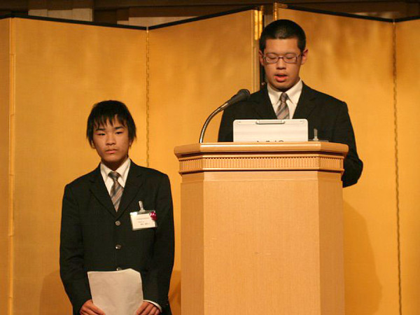 石川県立金沢北陵高等学校の紙谷星吾(かみや せいご)さん(左)と大家秀明(おおいえ ひであき)さん