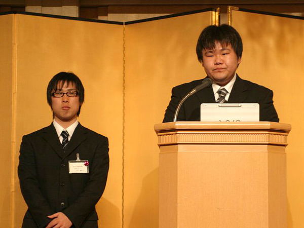 小山工業高等専門学校の金子直尚(かねこ まさなお)さん(左)と椎名 誠(しいな まこと)さん