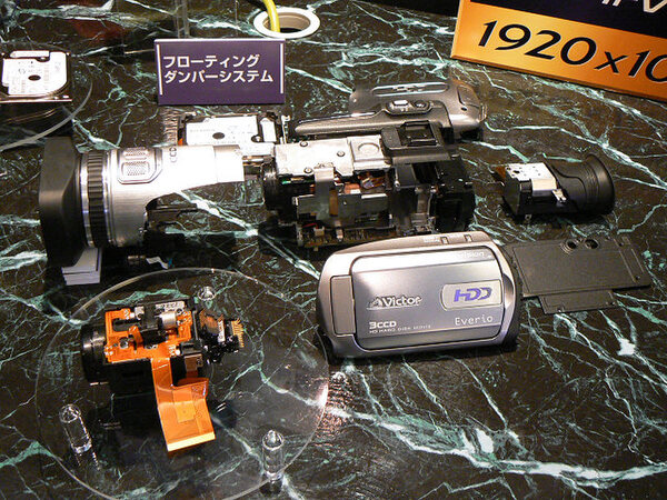 GZ-HD7の分解写真。写真上側に置かれたHDDは、四隅にダンパーを備えてHDDを衝撃から保護している