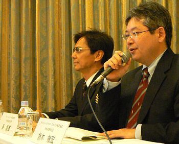 ホワイトパジャマ・ジャパンの代表取締役社長の鈴木禎宏氏（手前）と、ネットスイートの代表取締役社長の東貴彦氏