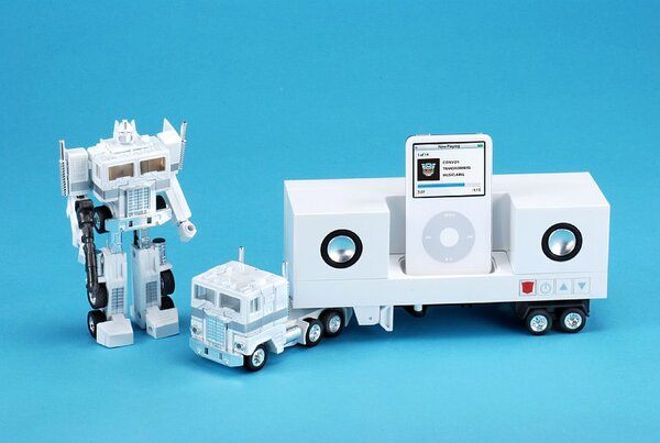 TRANSFORMERS MUSIC LABEL CONVOY playing iPod speaker
