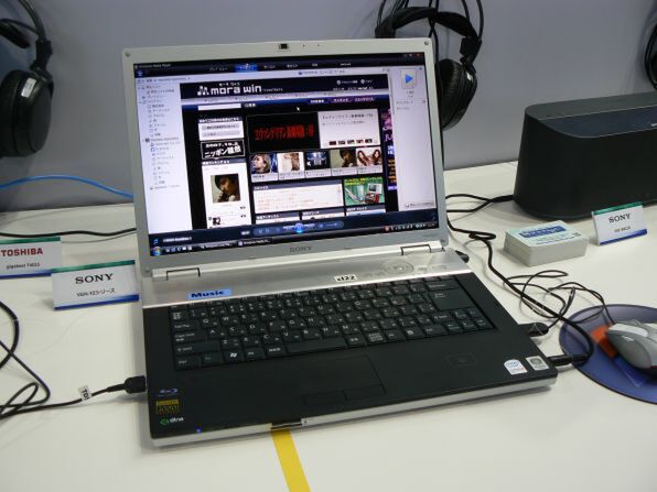 「CEATEC JAPAN 2007」会場内では実際に“mora win”の実機を置いてプロモーションを行なっていた。ダウンロードした音楽はNTTドコモのD903iやD903iTVといった携帯電話などで持ち運ぶことができる