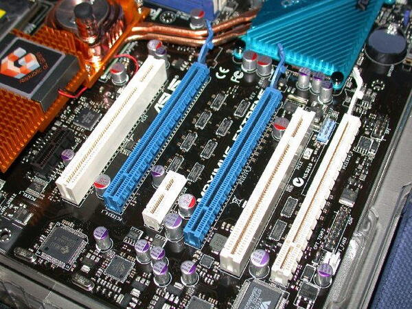 PCI Express(2.0)x16スロットは3本