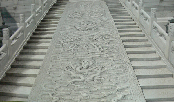 太和殿前の階段に刻まれた「雲龍石雕」