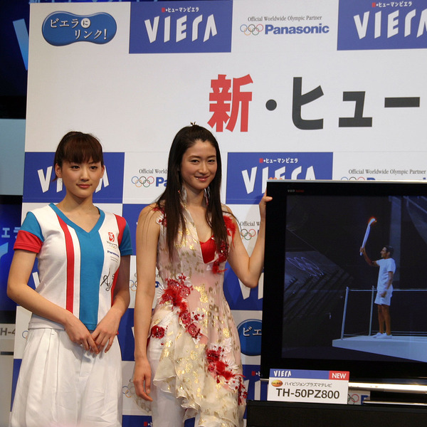 発表会には「VIERA」のCMに出演している綾瀬はるかさん（左）と小雪さん（右）も登場した