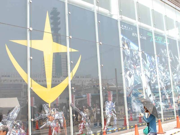 センター入り口には、ガンダム最新作「機動戦士ガンダム00」と地球連邦軍のマーク、そしてアナハイムエレクトロニクスのロゴが掲示されていた