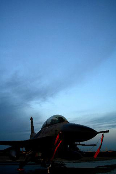 2004年に撮影したF-16