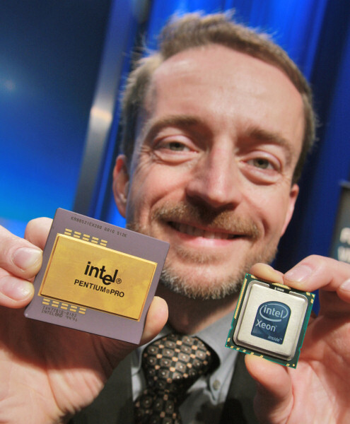 Pentium ProとXeon 5500番台を並べて掲げるパット・ゲルシンガー氏