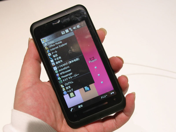 4.1型（ワイドVGA）のタッチディスプレーを搭載する「T-01A」。OSはWindows Mobile 6.1
