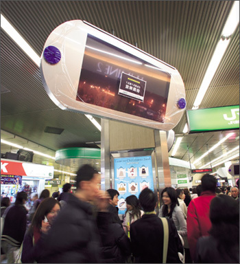 JR新宿駅に多数設置された65型液晶ディスプレイ