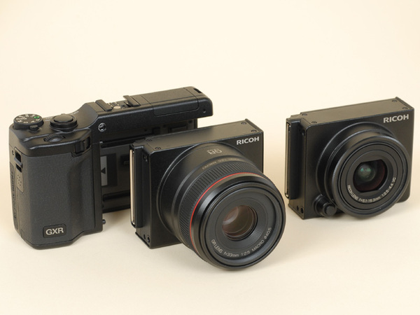 現状市販されているカメラユニット、「A12」（中央）と「S10」（右）
