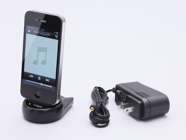 iPod用ワイヤレストランスミッター「YIT-W10」とiPhoneを接続した状態。付属の電源アダプターを使えば、クレードルを使って、iPodやiPhoneへの充電も可能