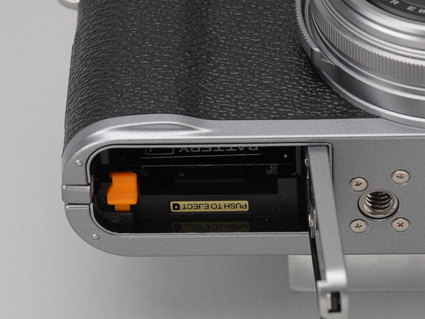 ボディのグリップ部分にバッテリーと記録メディア（SD/SDHC/SDXC）のスロットがある。充電式バッテリーは「NP-95」（1800mAh）。撮影可能枚数は約300枚となっている