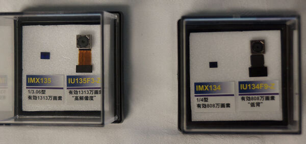 「IMX135」と「IMX134」。それぞれ右側にあるのは小型イメージングモジュール