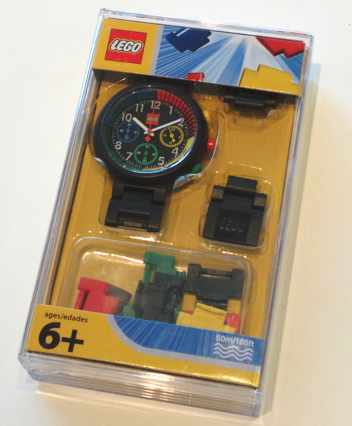 ご存じの方には見慣れた最近のLEGO Watchのパッケージ