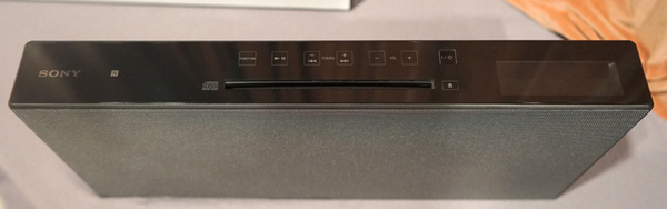 CMT-X7CDの上面。スロット式のCDドライブがあり、その上に各種操作ボタンが並ぶ。左側にはNFC受信部がある