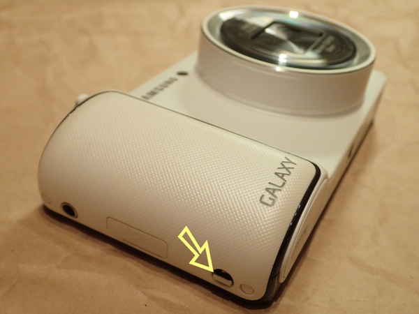 カメラでは歴史の浅い「GALAXY Camera」もストラップフックは標準だ