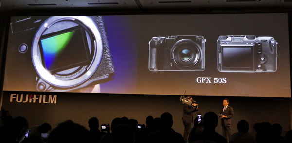 カメラ本体は「GFX50S」という名称で、センサーはこのようにマウントいっぱのサイズ！