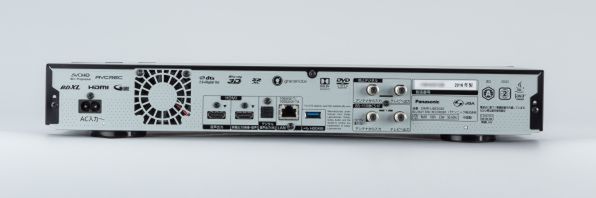 背面の接続端子。地デジとBS／110度CSのアンテナ端子や、録画用のUSB端子、ネットワーク端子、光デジタル音声出力といった装備は一般的だが、HDMI出力が2系統備わっているのが珍しい