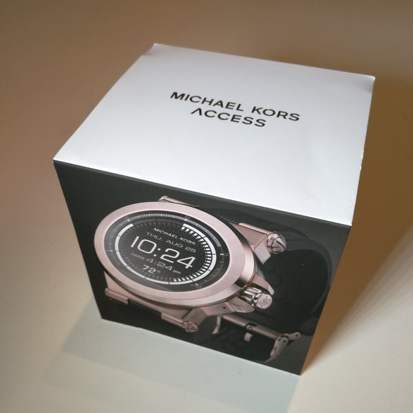 スマートウォッチを提供する電子機器メーカー全社が事前に取り決めたかのような……ごく普通のアナログ腕時計のようなパッケージ。「MICHAEL KORS ACCESS」がスマートウォッチの共通ブランド名のようだ
