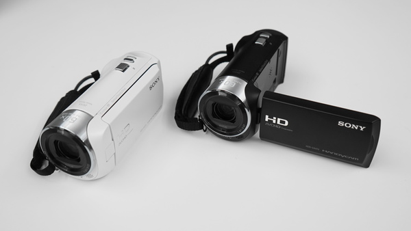 「ハンディカム HDR-CX470」。ホワイトとブラックの2色展開