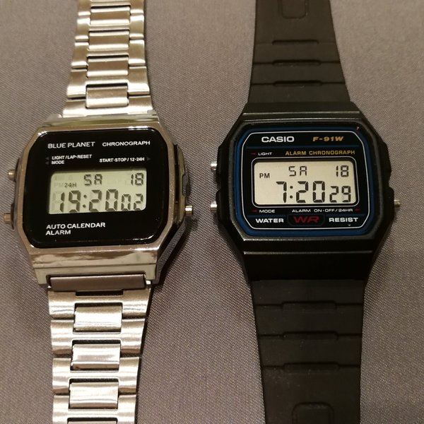 チープカシオの代表選手である「F-91W」（右）に比べて左側のチープチャイナ腕時計は、余計な額縁がなくてスッキリとして精悍なイメージだ