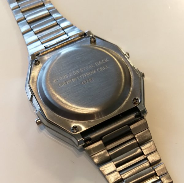 チープチャイナの使用バッテリーもチープカシオの多くの腕時計と同じ「CR2016」だ